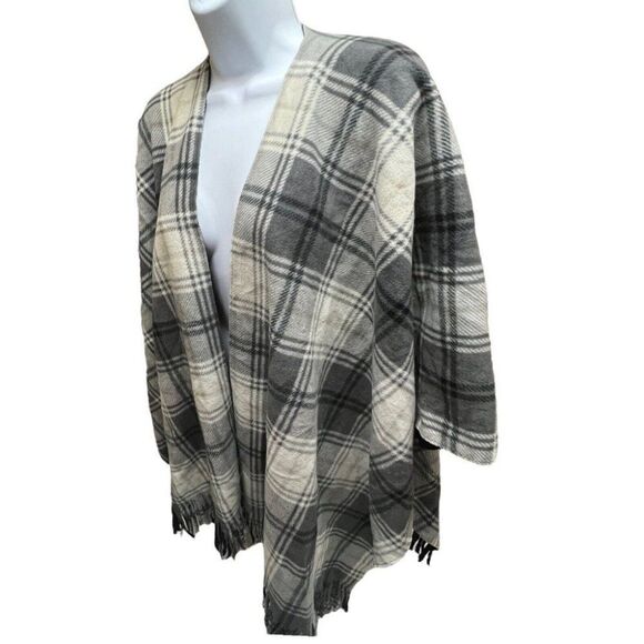 Estudio OS Reversible Plaid Shawl Black Cape Transitional Staple Fringe Wrap - Picture 6 of 11